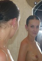 Толпа пьяных девушек устроила лесбийскую оргию в сауне 9 фото