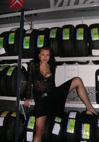 Женщина сосет три члена рабочих автомастерской 3 фото Женщина сосет три члена рабочих автомастерской 3 фото