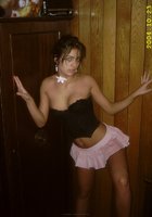 Молоденькая красотка позирует в короткой юбке 7 фото Молоденькая красотка позирует в короткой юбке 7 фото