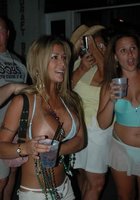 Пьяные бабы в клубах светят своими дойками 2 фото Пьяные бабы в клубах светят своими дойками 2 фото