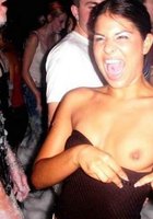 Пьяные бабы в клубах светят своими дойками 1 фото Пьяные бабы в клубах светят своими дойками 1 фото