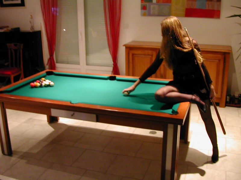 Телка показывает вагину лежа на бильярдном столе 4 фотография