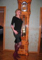 Блондинка в розовом шарфе и сапогах позирует в комнате 4 фото Блондинка в розовом шарфе и сапогах позирует в комнате 4 фото