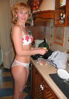 Блондинка в розовом шарфе и сапогах позирует в комнате 8 фото Блондинка в розовом шарфе и сапогах позирует в комнате 8 фото