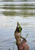 Грудастая баба возле озера отсосала у мужика 5 фото