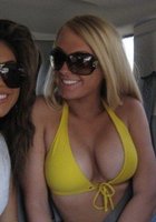 Большегрудые красотки отдыхают в публичных местах 2 фото Большегрудые красотки отдыхают в публичных местах 2 фото