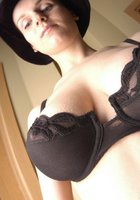 Эротические снимки грудастой москвички в шляпке и чулках у окна 5 фото Эротические снимки грудастой москвички в шляпке и чулках у окна 5 фото