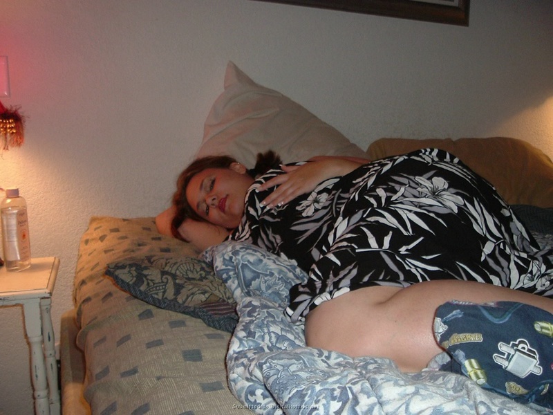 Толстушка принимает ванну и читает журнал 16 фотография