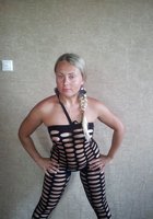 Блондинка приоделась в сетчатый костюм на голое тело 2 фото Блондинка приоделась в сетчатый костюм на голое тело 2 фото