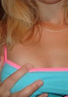 Блондинка с розовой писькой демонстрирует неприкрытые интимные места на камеру 3 фото Блондинка с розовой писькой демонстрирует неприкрытые интимные места на камеру 3 фото