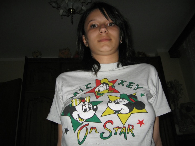 Скромная студентка раздевается на кровати 17 фотография