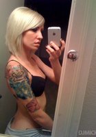 Модели фотографируют себя на телефон 2 фото Модели фотографируют себя на телефон 2 фото