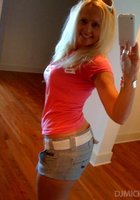 Модели фотографируют себя на телефон 6 фото Модели фотографируют себя на телефон 6 фото