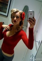 Модели фотографируют себя на телефон 9 фото Модели фотографируют себя на телефон 9 фото