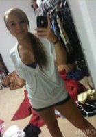 Модели фотографируют себя на телефон 10 фото Модели фотографируют себя на телефон 10 фото