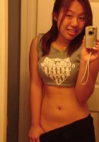 Молодая азиатка любит фотографировать себя в зеркало 2 фото Молодая азиатка любит фотографировать себя в зеркало 2 фото