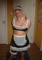 Горничная эротично двигается и оголяет упругие титьки 1 фото Горничная эротично двигается и оголяет упругие титьки 1 фото