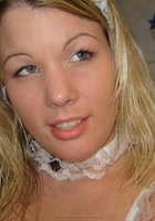 Горничная эротично двигается и оголяет упругие титьки 28 фото Горничная эротично двигается и оголяет упругие титьки 28 фото