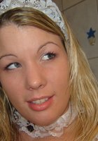 Горничная эротично двигается и оголяет упругие титьки 22 фото Горничная эротично двигается и оголяет упругие титьки 22 фото