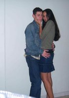 Пара весело проводит время на пляже и в гостинице 1 фото Пара весело проводит время на пляже и в гостинице 1 фото