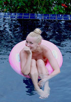 Спортивные подруги отдыхают летом на курорте 3 фото Спортивные подруги отдыхают летом на курорте 3 фото