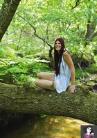 Стройная девушка отдыхает возле водопада 38 фото