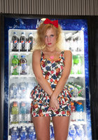 Кудрявая модель прогуливается по улице и позирует 5 фото Кудрявая модель прогуливается по улице и позирует 5 фото