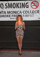 Кудрявая модель прогуливается по улице и позирует 1 фото Кудрявая модель прогуливается по улице и позирует 1 фото