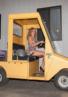 Кудрявая модель прогуливается по улице и позирует 3 фото Кудрявая модель прогуливается по улице и позирует 3 фото