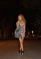 Кудрявая модель прогуливается по улице и позирует 9 фото Кудрявая модель прогуливается по улице и позирует 9 фото