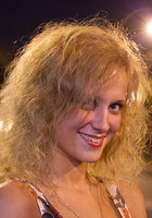 Кудрявая модель прогуливается по улице и позирует 10 фото Кудрявая модель прогуливается по улице и позирует 10 фото