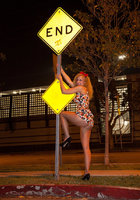 Кудрявая модель прогуливается по улице и позирует 13 фото Кудрявая модель прогуливается по улице и позирует 13 фото