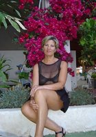 Зрелка с короткой стрижкой светит большими дойками на отдыхе 1 фото Зрелка с короткой стрижкой светит большими дойками на отдыхе 1 фото