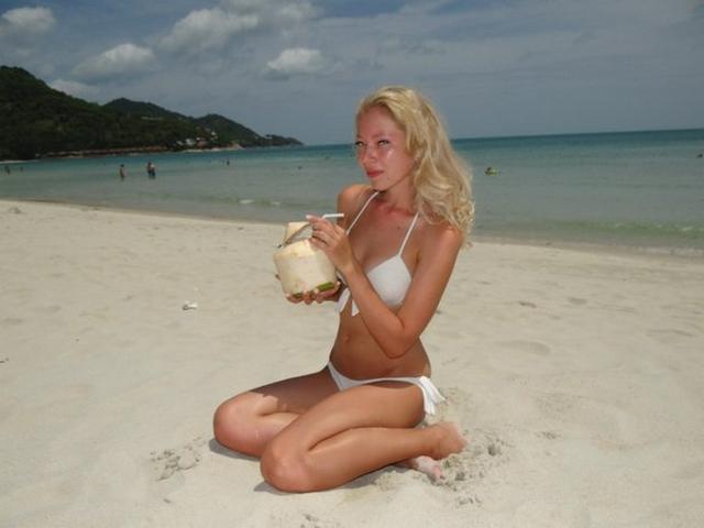 Дворовые девки в красивых купальниках 30 фотография