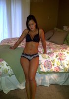 Смуглая стройняшка закрывшись в спальне разделась до трусов 1 фото Смуглая стройняшка закрывшись в спальне разделась до трусов 1 фото