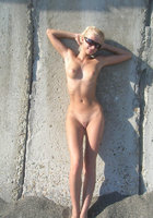 Молодая мамочка позирует на кровати и на пляже 10 фото Молодая мамочка позирует на кровати и на пляже 10 фото