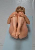 Зрелка в солнечных очках позирует голая и занимается в спортзале 10 фото Зрелка в солнечных очках позирует голая и занимается в спортзале 10 фото