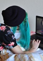 Девушка-эмо смотрит видеоролики голой 5 фото Девушка-эмо смотрит видеоролики голой 5 фото