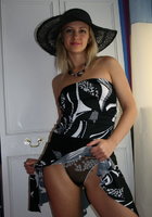 Светловолосая чика в бежевых чулках у себя дома хвастается прелестями 1 фото Светловолосая чика в бежевых чулках у себя дома хвастается прелестями 1 фото