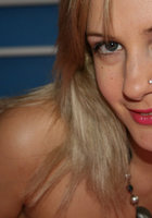 Светловолосая чика в бежевых чулках у себя дома хвастается прелестями 7 фото Светловолосая чика в бежевых чулках у себя дома хвастается прелестями 7 фото