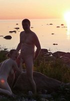 Супруги загорают нагишом на диком пляже 8 фото Супруги загорают нагишом на диком пляже 8 фото