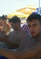 Смазливые подруги отдыхают на пляже в трусиках 11 фото Смазливые подруги отдыхают на пляже в трусиках 11 фото