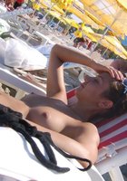 Смазливые подруги отдыхают на пляже в трусиках 25 фото Смазливые подруги отдыхают на пляже в трусиках 25 фото