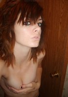 Рыжая худышка оголила сиськи 2 фото Рыжая худышка оголила сиськи 2 фото