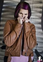 Чертовка с татуировками показывает свои прелести 9 фото