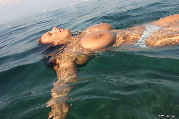 Грудастые бабы показывают свои дойки под водой 10 фотография