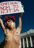 Худые блондинки бесстрашно раздеваются посреди улицы 1 фото Худые блондинки бесстрашно раздеваются посреди улицы 1 фото