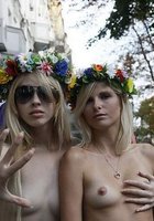 Худые блондинки бесстрашно раздеваются посреди улицы 3 фото Худые блондинки бесстрашно раздеваются посреди улицы 3 фото