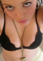 Молодая соска часто делает селфи в нижнем белье у себя дома 7 фото Молодая соска часто делает селфи в нижнем белье у себя дома 7 фото