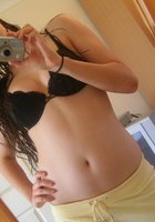 Молодая соска часто делает селфи в нижнем белье у себя дома 6 фото Молодая соска часто делает селфи в нижнем белье у себя дома 6 фото